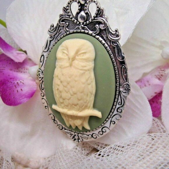 Cameo green Irish Celtic festival Rockabilly Goth Owl Cameo Silver Necklace Pin - Picture 4 of 5